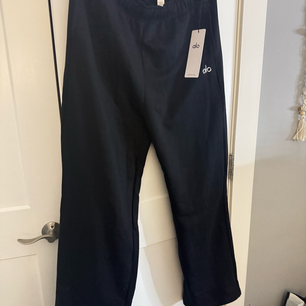 NWT- ALO Accolade straight leg sweatpants- Black Sz Large